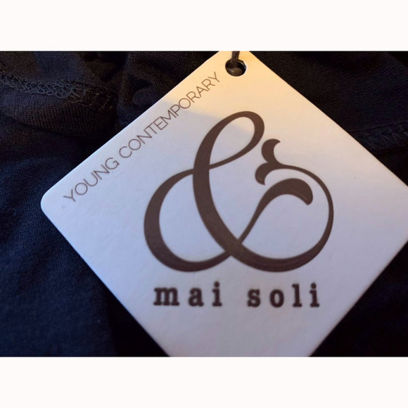 Young Contemporary Sleeveless Top - Mai Soli - Picture 2 of 3